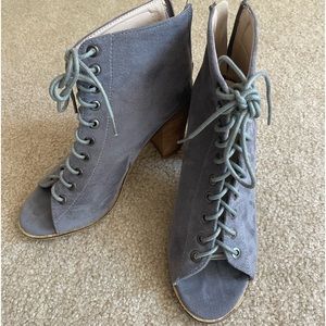 Catherine Malandrino gray peel toe lace-up heel boots size 6